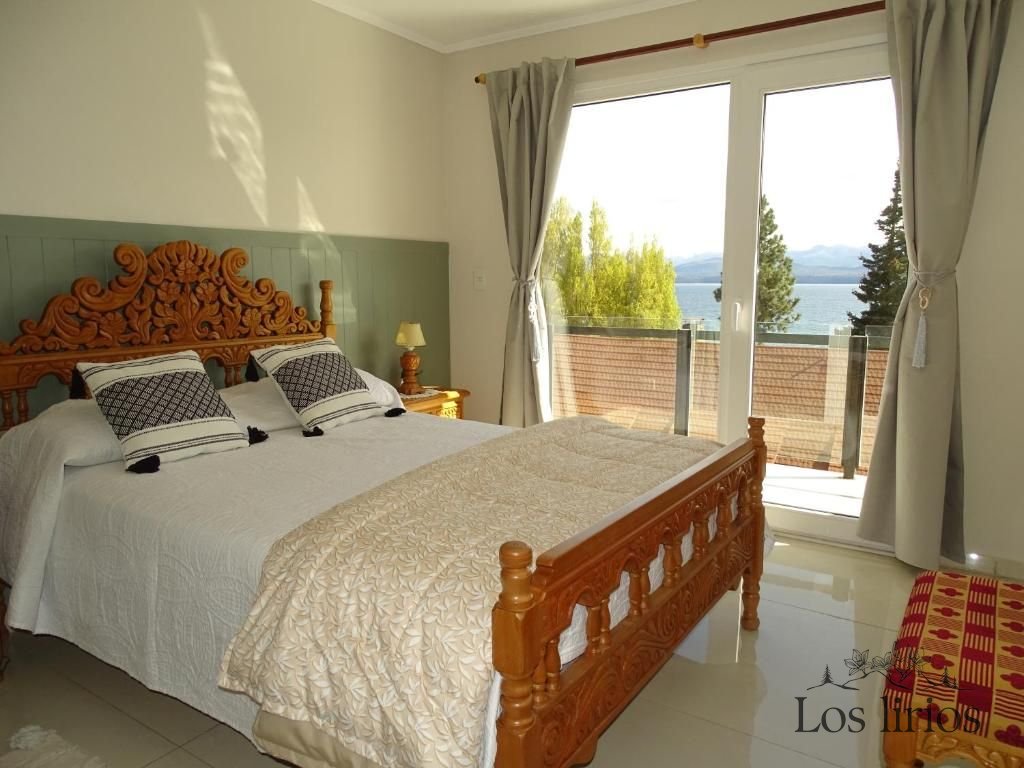 Dormitorio con vista al lago Departamento Centro